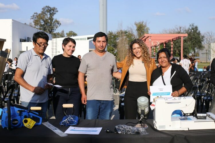 Emprendedores de la economía popular recibieron herramientas y maquinarias para fortalecer 46 proyectos productivos en rubros como textil, construcción, carpintería y alimentación.
