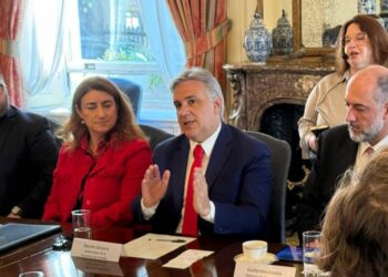 Llaryora inició una gira para atraer inversiones y destacó la confianza internacional en Córdoba