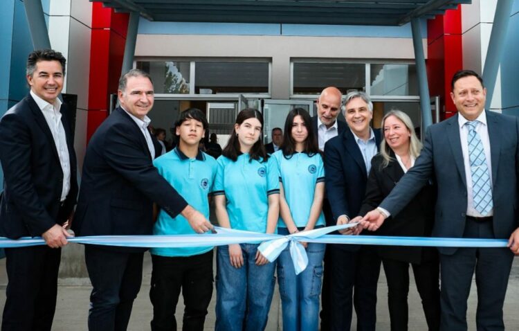 En Mina Clavero, Llaryora inauguró una escuela Proa orientada al software.