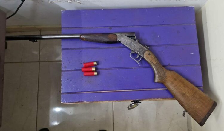 Escopeta secuestrada por el personal policial.