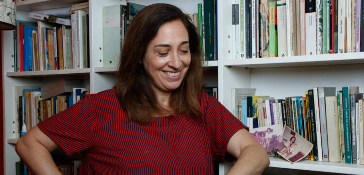 Andrea Garrote se graduó en la Escuela Municipal de Arte Dramático; estudió Letras, Dirección Cinematográfica y Filosofía.