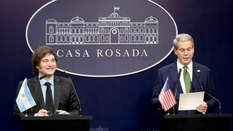 Javier Milei junto al secretario del Tesoro de EE.UU., Scott Bessent.