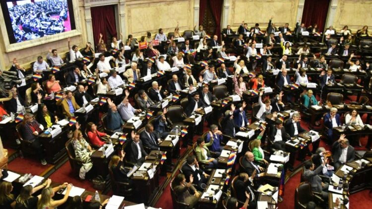 La oposición buscará mañana dictaminar en Diputados la ley que limita los DNU presidenciales, agilizando su control y estableciendo plazos para su convalidación en el Congreso.