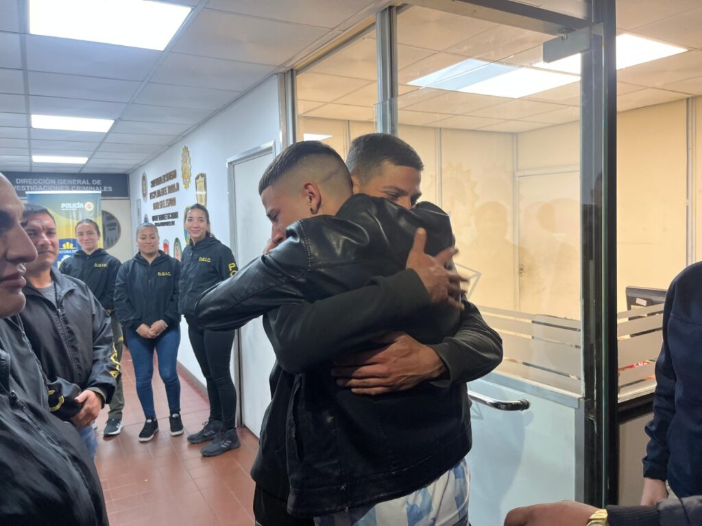 El joven Bryan Mathías Espínola Olivieri, de 27 años y nacionalidad uruguaya, fue encontrado sano y salvo este domingo en la zona de Capilla de la Merced, a unos 100 kilómetros de Córdoba Capital. Se encontraba desaparecido desde el 9 de septiembre.