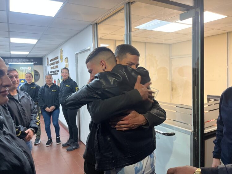 El joven Bryan Mathías Espínola Olivieri, de 27 años y nacionalidad uruguaya, fue encontrado sano y salvo este domingo en la zona de Capilla de la Merced, a unos 100 kilómetros de Córdoba Capital. Se encontraba desaparecido desde el 9 de septiembre.