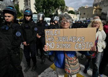 Organizaciones de derechos humanos se suman a la marcha de jubilados al Congreso