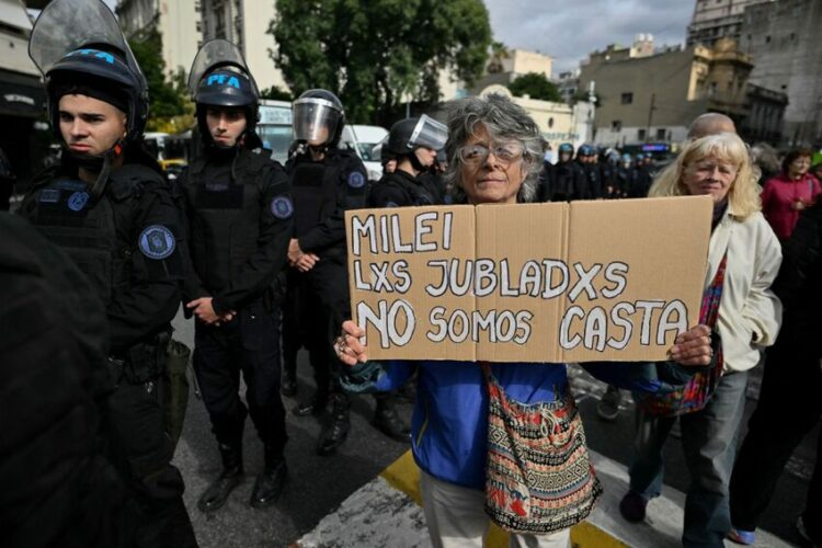Organizaciones de derechos humanos acompañarán mañana a los jubilados en su marcha al Congreso para reclamar aumentos de haberes y expresar su rechazo al veto presidencial.