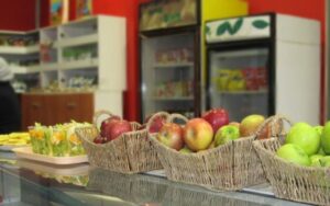 Ambientes obesogénicos que se construyen en la publicidad, el diseño urbano y las escuelas Ambientes obesogénicos que se construyen en la publicidad, el diseño urbano y las escuelas