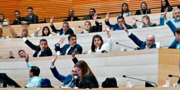 Los legisladores del bloque Construyendo Córdoba, Dante Rossi y Sebastián Peralta, presentaron un proyecto para incorporar a los clubes amateur y semi amateur de la provincia, así como a escuelas de fútbol barriales no registradas con más de 30 integrantes, dentro del Programa de Asistencia Integral de Córdoba (PAICOR). La propuesta establece un refuerzo alimentario que incluiría merienda de lunes a viernes y almuerzo los sábados, con el objetivo de mitigar los efectos de la crisis económica y social sobre los niños y adolescentes.

Según los impulsores, los clubes de barrio cumplen un rol esencial en la contención social, educativa y deportiva de los jóvenes en situación de vulnerabilidad. “Son espacios donde los chicos encuentran formación, recreación y acompañamiento, muchas veces con muy poca ayuda del Estado”, señalaron.

El proyecto surge en un contexto de emergencia alimentaria sin precedentes. Un estudio del Centro de Almaceneros de Córdoba reveló que en agosto de 2025 una familia tipo de cuatro integrantes necesitó ingresos superiores a $1.526.000 para no ser considerada pobre, mientras que $812.000 eran necesarios para no ser indigente. Además, el 50,4% de los hogares debió eliminar alguna comida diaria, el 31% sufrió hambre y el 20% pasó un día sin alimentos. Entre quienes lograron cubrir la canasta básica alimentaria, el 72% dependió de ayuda estatal.

En barrios como Cabildo Anexo y Marqués Anexo, escuelitas de fútbol como “La Amistad”, dirigida por Néstor Kispe, y “Los Chacales”, liderada por el DT Fabián, trabajan inculcando valores de solidaridad y respeto, pero se sostienen casi exclusivamente gracias al esfuerzo de sus dirigentes y colaboradores.

“Fortalecer estas instituciones no solo garantiza nutrición y salud, sino que también fomenta inclusión, pertenencia y igualdad de oportunidades, alejando a los jóvenes de contextos de riesgo”, remarcaron Rossi y Peralta, quienes recorrieron ambos clubes el pasado 11 de septiembre junto a su equipo.

La iniciativa apunta a articular el trabajo de los clubes con el Estado provincial, reconociendo el papel central que cumplen estas organizaciones en el desarrollo integral de niños y adolescentes de Córdoba.