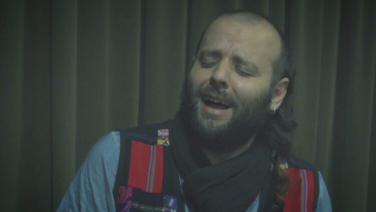 Mauri Pereyra, nacido en Villa Dolores, es cantautor, intérprete y guitarrista.