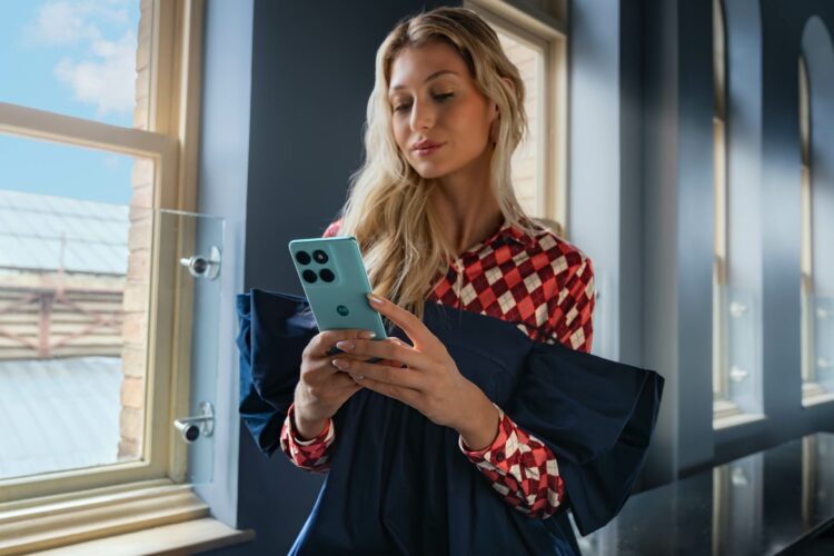 Motorola se asoció con líderes del sector de la IA como Google, Meta, Microsoft y Perplexity para desarrollar funciones integradas y ofrecer a las personas elegir su agente preferido.