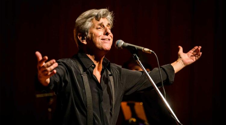 Cantautor y guitarrista, desde 1968 participó de "La Joven Guardia", grupo del cual surgieron hits como “El Extraño de Pelo Largo”.