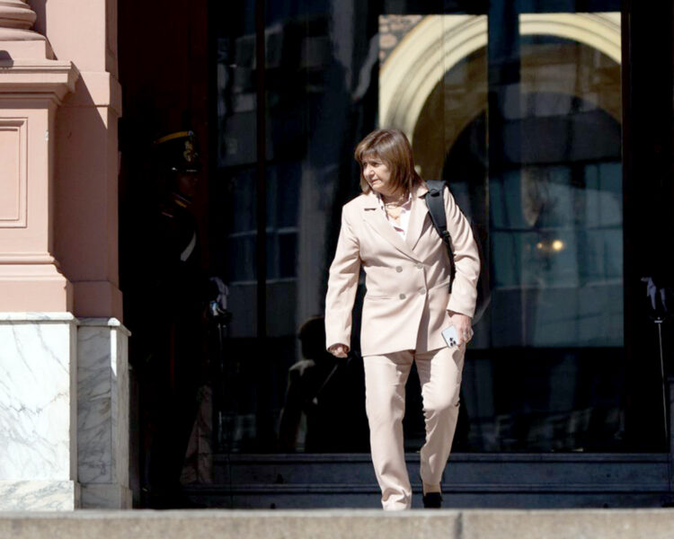 Patricia Bullrich presentó el nuevo Centro Nacional Antiterrorista en Buenos Aires, mientras la Corte Suprema dejó firme el cierre de una causa en su contra por un operativo en tierras mapuches en Vaca Muerta.