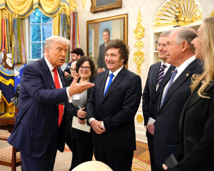 Milei ratifica que el apoyo de Estados Unidos continuará al menos hasta 2027 y destaca la negociación de un acuerdo comercial bilateral como eje de su encuentro histórico con Trump.