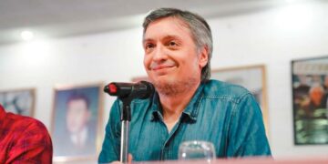 El diputado Máximo Kirchner advirtió que será necesario un frente político más amplio que el peronismo para “proteger los intereses nacionales” y cuestionó el acercamiento de Milei a Trump.