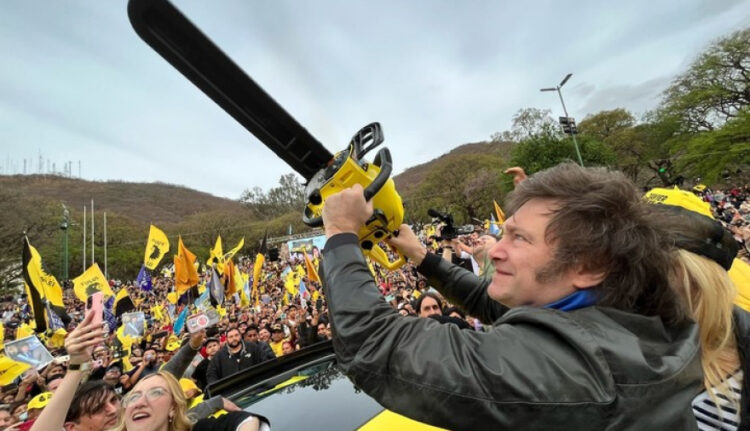 Milei encabezó una multitudinaria caravana en Tres de Febrero, donde advirtió que el país enfrenta “un momento bisagra” rumbo a las elecciones.