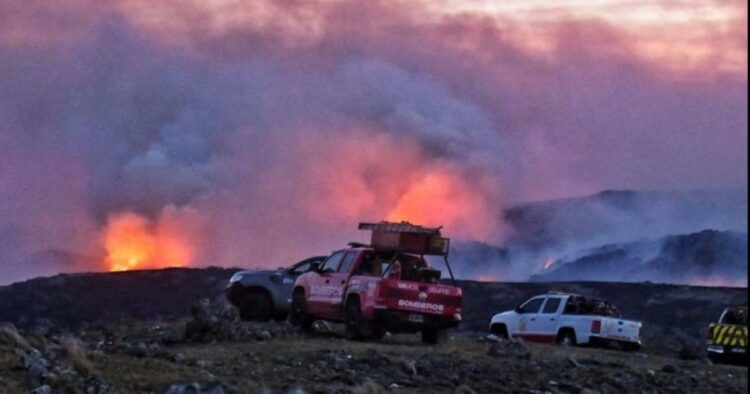 Bomberos, brigadistas y fuerzas de seguridad combaten intensos focos de incendio en Córdoba, con especial preocupación en la Quebrada del Condorito y Villa Giardino, donde el fuego avanza cerca de zonas pobladas tras una jornada de calor extremo y fuertes vientos.
