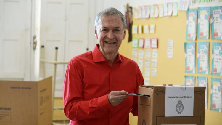 Juan Schiaretti votó en Córdoba y pidió “votar sin miedo porque hoy somos todos iguales” Juan Schiaretti votó en la escuela Domingo Savio y pidió a los cordobeses participar “sin miedo”, destacando que “hoy es el día en que somos todos iguales”.
