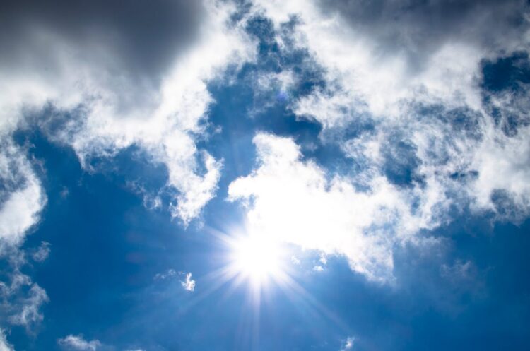 Mañana martes, Córdoba experimentará una combinación de nubes y claros, con temperaturas entre 17°C y 33°C y ráfagas de viento norte que podrían superar los 60 km/h durante la tarde.
