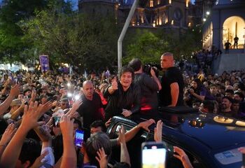 En Córdoba, Milei encabezó una caravana entre el apoyo de sus seguidores y protestas por su llegada