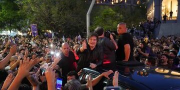 Javier Milei encabezó una caminata por Nueva Córdoba junto a militantes libertarios, en la recta final hacia las legislativas. Un detenido por una pintada contra el acto y clima de alta expectativa política.