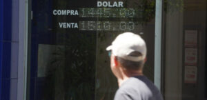 El Merval cerró en alza del 1,04% y el Riesgo País se mantuvo en 1.081 puntos en la última jornada antes de las elecciones de medio término.