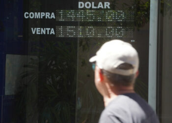 El Merval cerró en alza del 1,04% y el Riesgo País se mantuvo en 1.081 puntos en la última jornada antes de las elecciones de medio término.