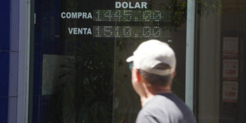 El Merval cerró en alza y el Riesgo País se mantuvo estable en la última jornada antes de las elecciones El Merval cerró en alza del 1,04% y el Riesgo País se mantuvo en 1.081 puntos en la última jornada antes de las elecciones de medio término.