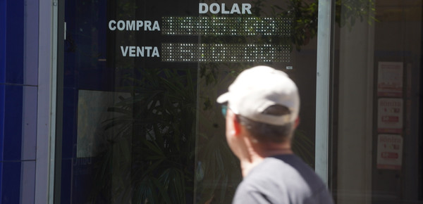 El Merval cerró en alza y el Riesgo País se mantuvo estable en la última jornada antes de las elecciones El Merval cerró en alza del 1,04% y el Riesgo País se mantuvo en 1.081 puntos en la última jornada antes de las elecciones de medio término.