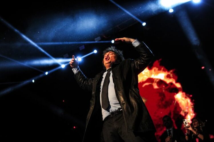 Javier Milei cantó rock, atacó al kirchnerismo y defendió a Israel ante una multitud en el Movistar Arena, durante la presentación de su nuevo libro “La Construcción del Milagro”.