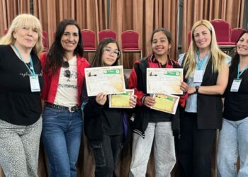 Además, una alumna de la escuela Gob. Brig. José I. de San Martín recibió mención de honor en poesía.