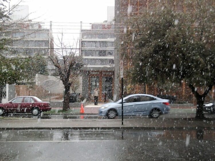 Alerta por aguanieve y posibles nevadas en las sierras cordobesas La llegada de un frente frío genera condiciones inusuales en las sierras cordobesas: podrían registrarse nevadas leves y aguanieve durante las próximas horas. Autoridades piden precaución en rutas y zonas altas.