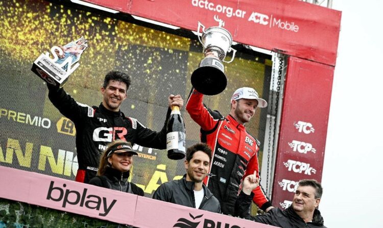 Agustín Canapino alza el trofeo, a su lado está Matías Rossi.