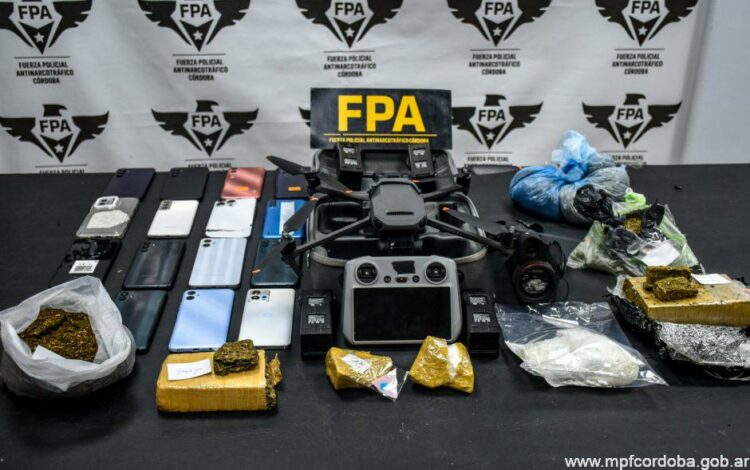 Secuestraron 6.594 dosis de marihuana y 1.855 de cocaína, seis armas de fuego, 5 automóviles,  4 motocicletas, una moto de agua, seis drones y diversos elementos.