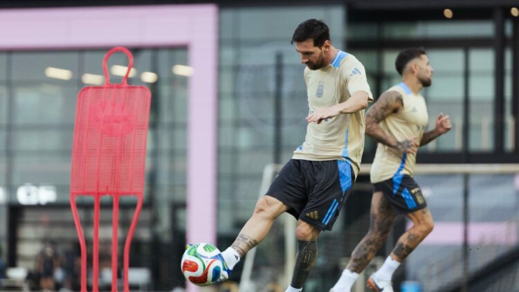 Lionel Scaloni expresó en conferencia que Messi podría ser titular.