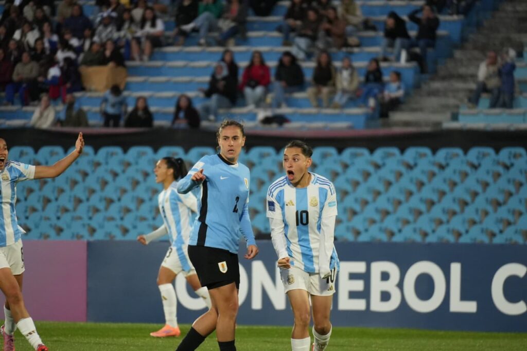 Argentina rescató un empate ante Uruguay y sigue prendida arriba Argentina rescató un empate ante Uruguay y sigue prendida arriba