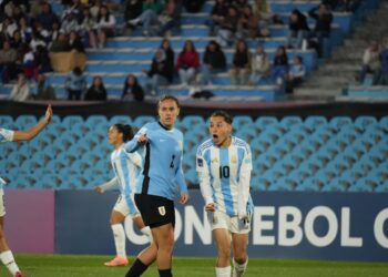 Argentina rescató un empate ante Uruguay y sigue prendida arriba