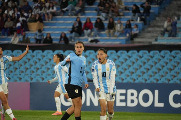Argentina rescató un empate ante Uruguay y sigue prendida arriba El elenco Albiceleste sumó un valioso punto para quedar con cuatro unidades, igual que el puntero Chile.
