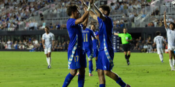 Gonzalo Montiel y Giuliano Simeone celebrando el segundo gol del partido.