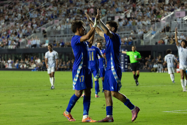 Gonzalo Montiel y Giuliano Simeone celebrando el segundo gol del partido.