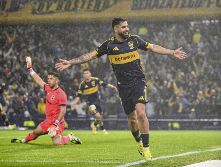 Milton Giménez anotó un doblete en la victoria del Xeneize.
