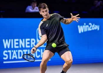 Camilo Ugo Carabelli se llevó el duelo de argentinos y chocará con Zverev