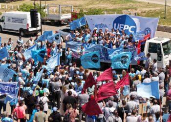 Docentes realizaron una caravana en apoyo al paro nacional convocado por Ctera