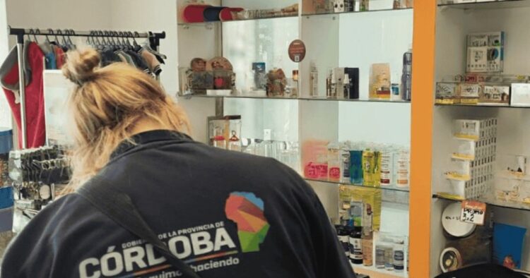Durante los operativos, se constató la existencia de comercios que no contaban con las habilitaciones correspondientes.