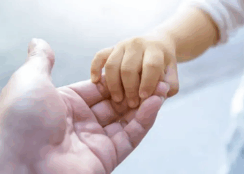 Convocan a familias que deseen adoptar a un niño de 10 años: los requisitos