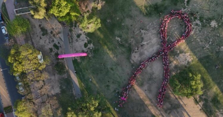 El armado del lazo rosa —símbolo de la lucha contra el cáncer de mama— está previsto para las 18:00, y se espera que sea el más grande de Argentina.