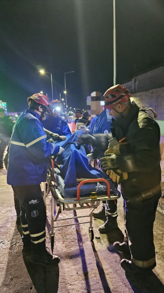 Cuatro jóvenes heridos tras despistar y chocar en la Avenida Circunvalación
