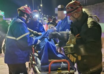 Cuatro jóvenes heridos tras despistar y chocar en la Avenida Circunvalación