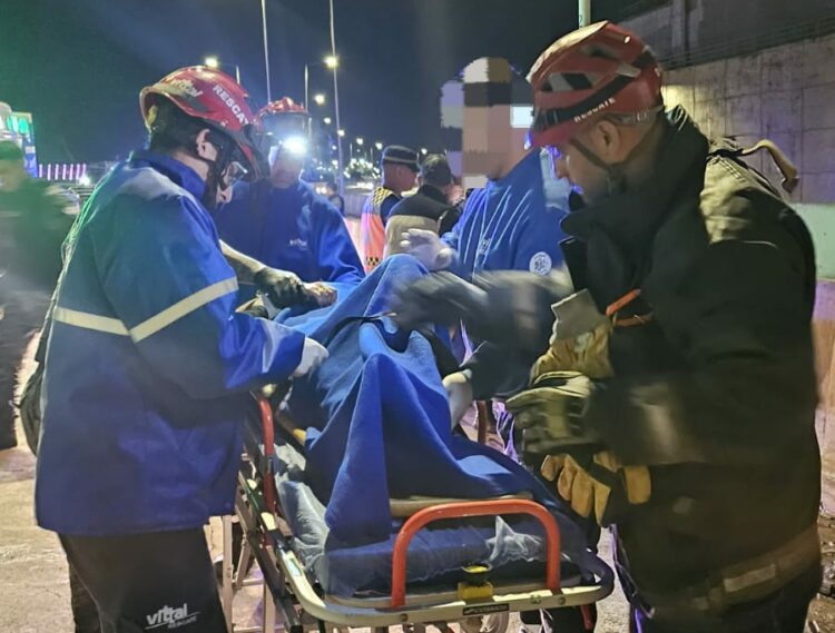 La conductora sufrió un traumatismo de cráneo y los tres acompañantes resultaron con heridas leves.