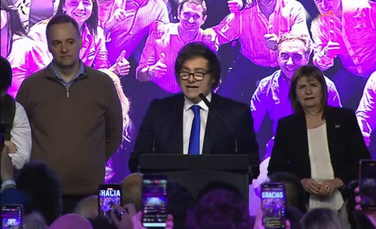 Milei quedó a un diputado y un senador del mejor resultado histórico El presidente Milei en su discurso de celebración.